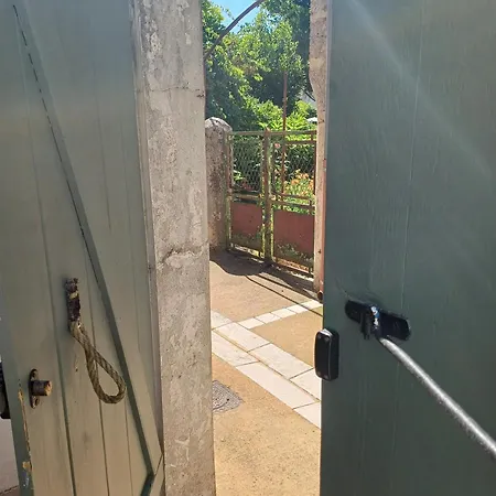 度假居 La Belle Cour 埃梅