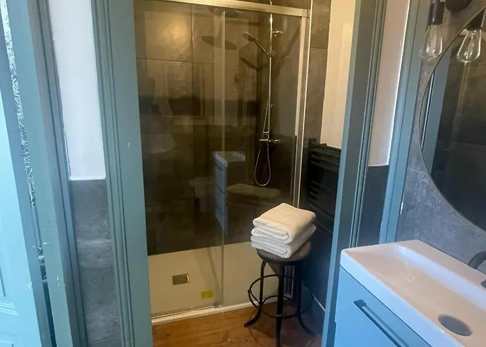 La Belle Cour إيميت